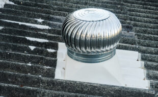 exaustor eólico instalado em telhado comercial promovendo ventilação natural e sustentável