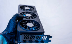 Mão com luva segura equipamento com microventiladores industriais utilizados para refrigeração de sistemas eletrônicos.