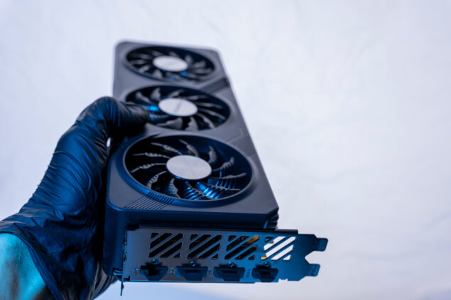 Mão com luva segura equipamento com microventiladores industriais utilizados para refrigeração de sistemas eletrônicos.