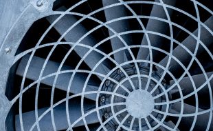 Exaustor industrial metálico em sistema de ventilação para renovação do ar e redução de calor e poluentes